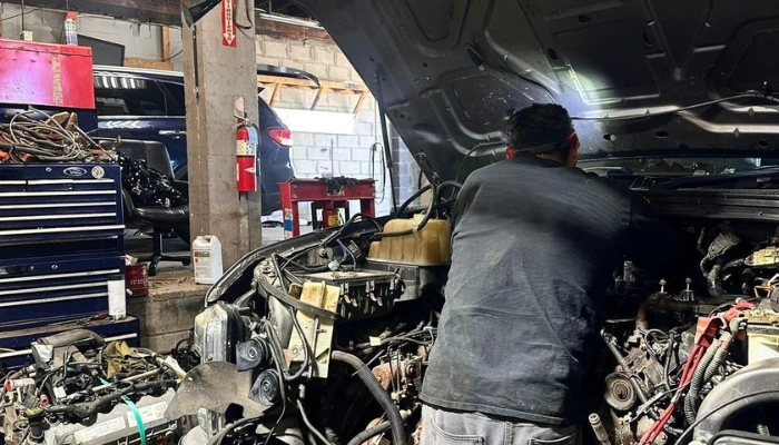 Ricardo Severin arreglando una camioneta