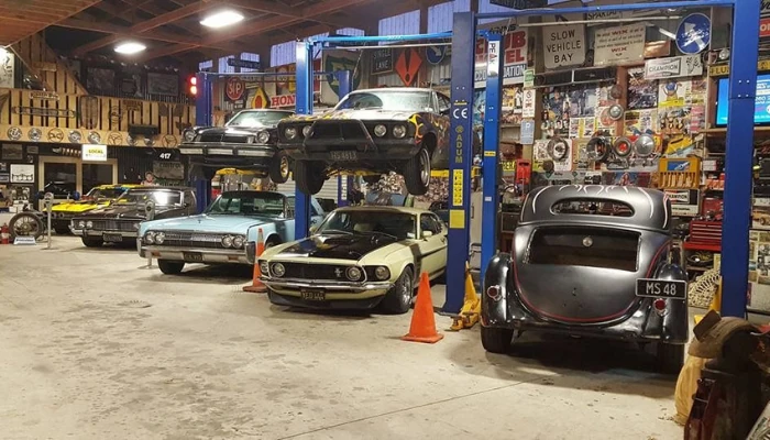 Ricardo Severin visitando talleres mecánicos por el mundo