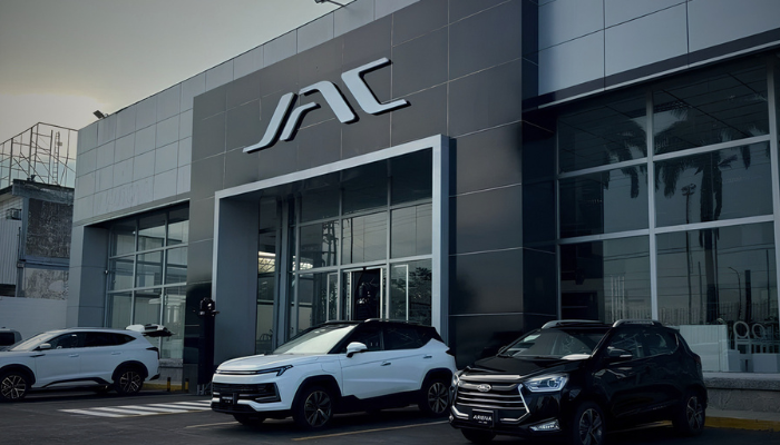 Ricardo Severin visita el concesionario de JAC
