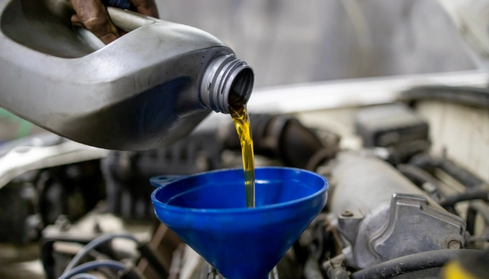 Ricardo Severin haciendo cambio de aceite al carro de un cliente
