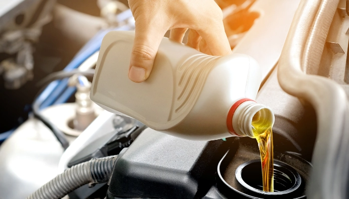 Ricardo Severin haciendole cambio de aceite a un carro