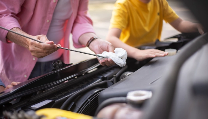 Midiendo el aceite de un carro