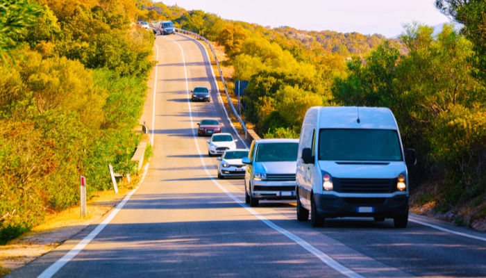 Carros intentando subir una colina