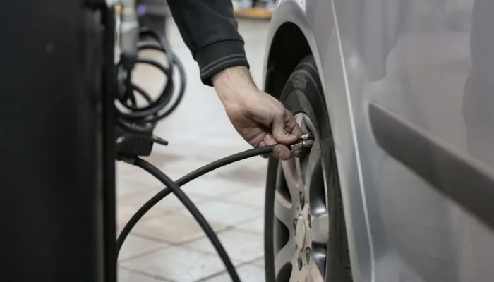 Revisión de la presión de las llantas para ahorrar gasolina
