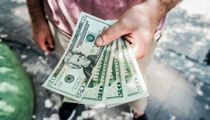 Pago en efectivo con dólares al comprar un carro usado en Venezuela