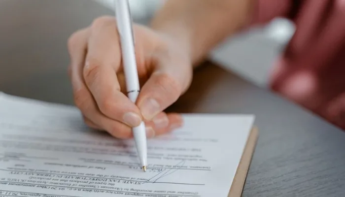 Firma de un documento de propiedad de un vehículo en Venezuela