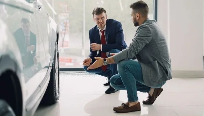 Comprador revisando un carro usado antes de pagar en Venezuela