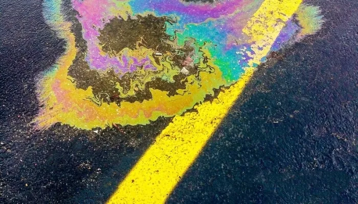 Mancha de aceite en el piso de un estacionamiento donde estuvo un carro usado