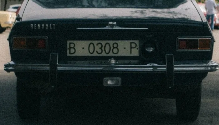 Placa trasera de un carro usado, el dato que debe coincidir con el carnet de circulación