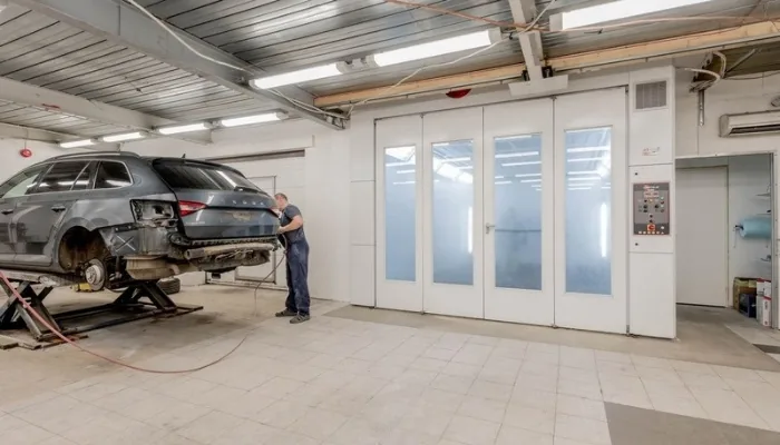 Carro en un taller de enderezado listo para el escaneo de chasis