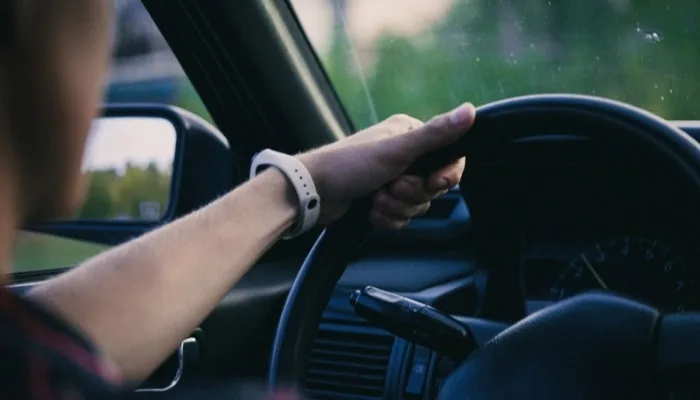 Prueba de manejo de un carro usado: manos en el volante