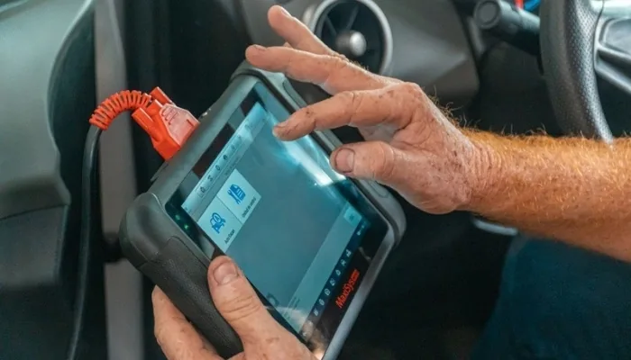 Escáner de diagnóstico conectado a un carro usado para leer códigos de falla